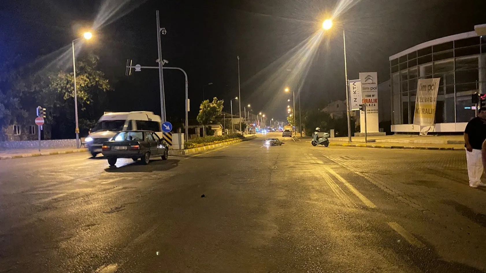 Fethiye'de otomobil Motosikletli kuryeye çarptı: sürücü kaçtı iddiası