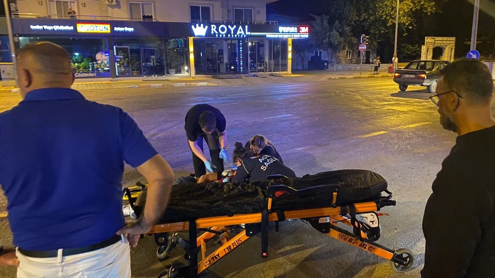 Fethiye'de otomobil Motosikletli kuryeye çarptı: sürücü kaçtı iddiası