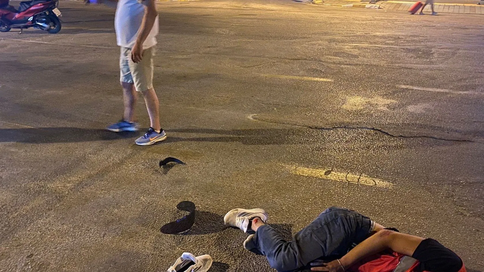 Fethiye'de otomobil Motosikletli kuryeye çarptı: sürücü kaçtı iddiası