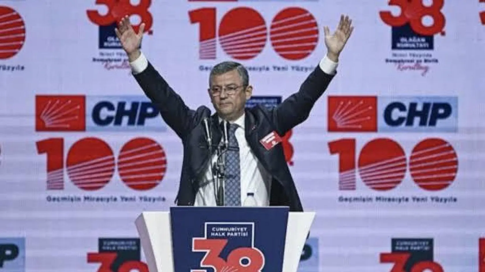 Özgür Özel CHP Genel Başkanı seçildi