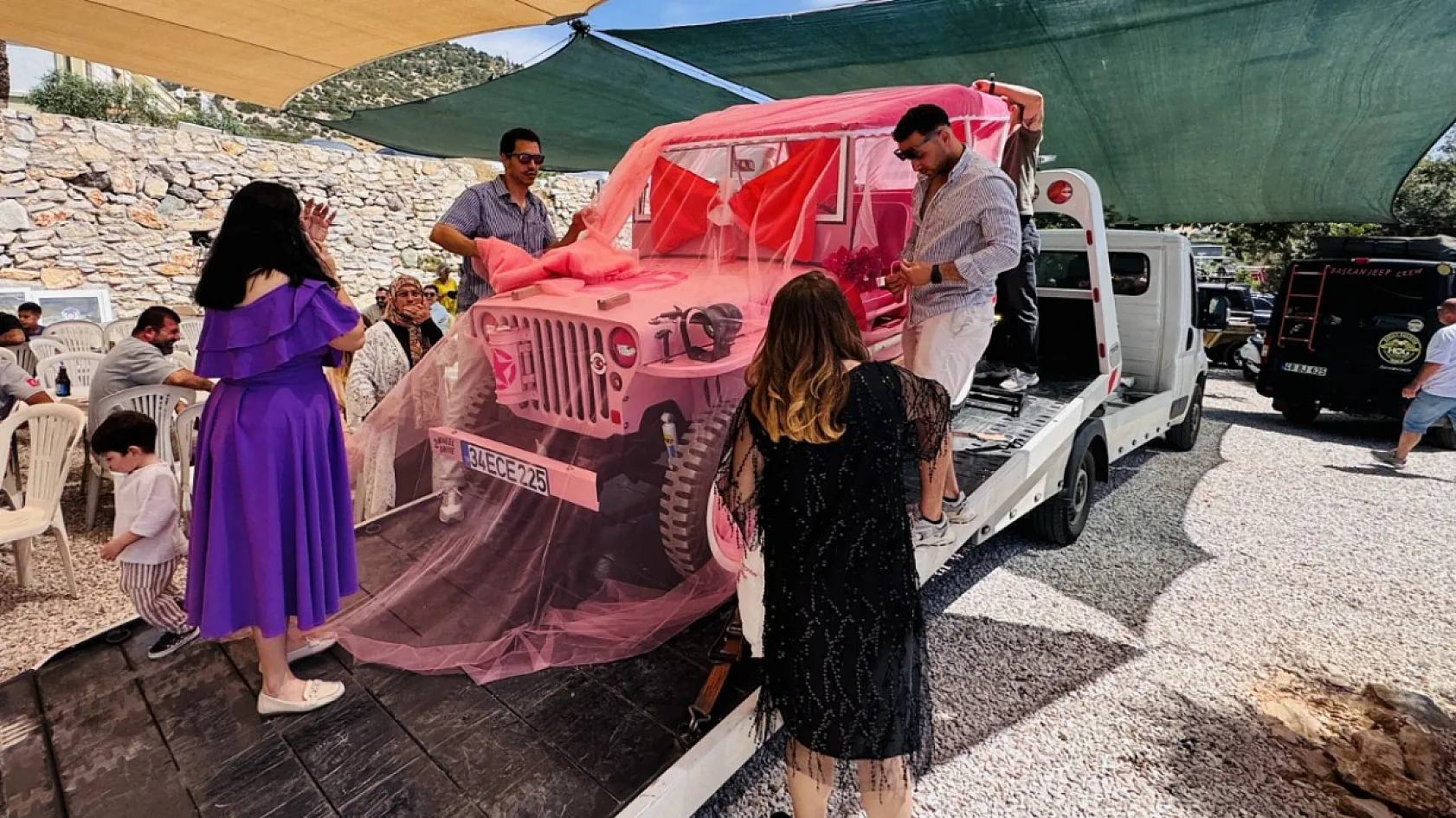 Bodrum'da baba oğuldan gelin adayına pembe cip sürprizi