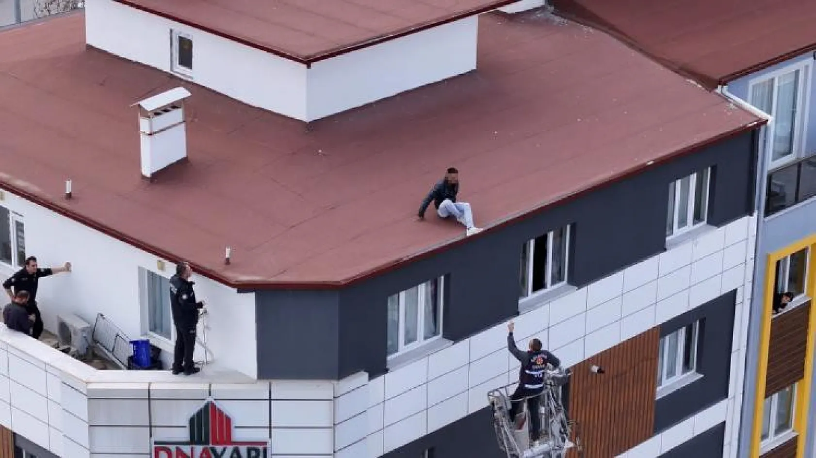 Eşi çocuklarını göstermiyor diye çatıya çıkan genç, aynı akşam eşini darp etti