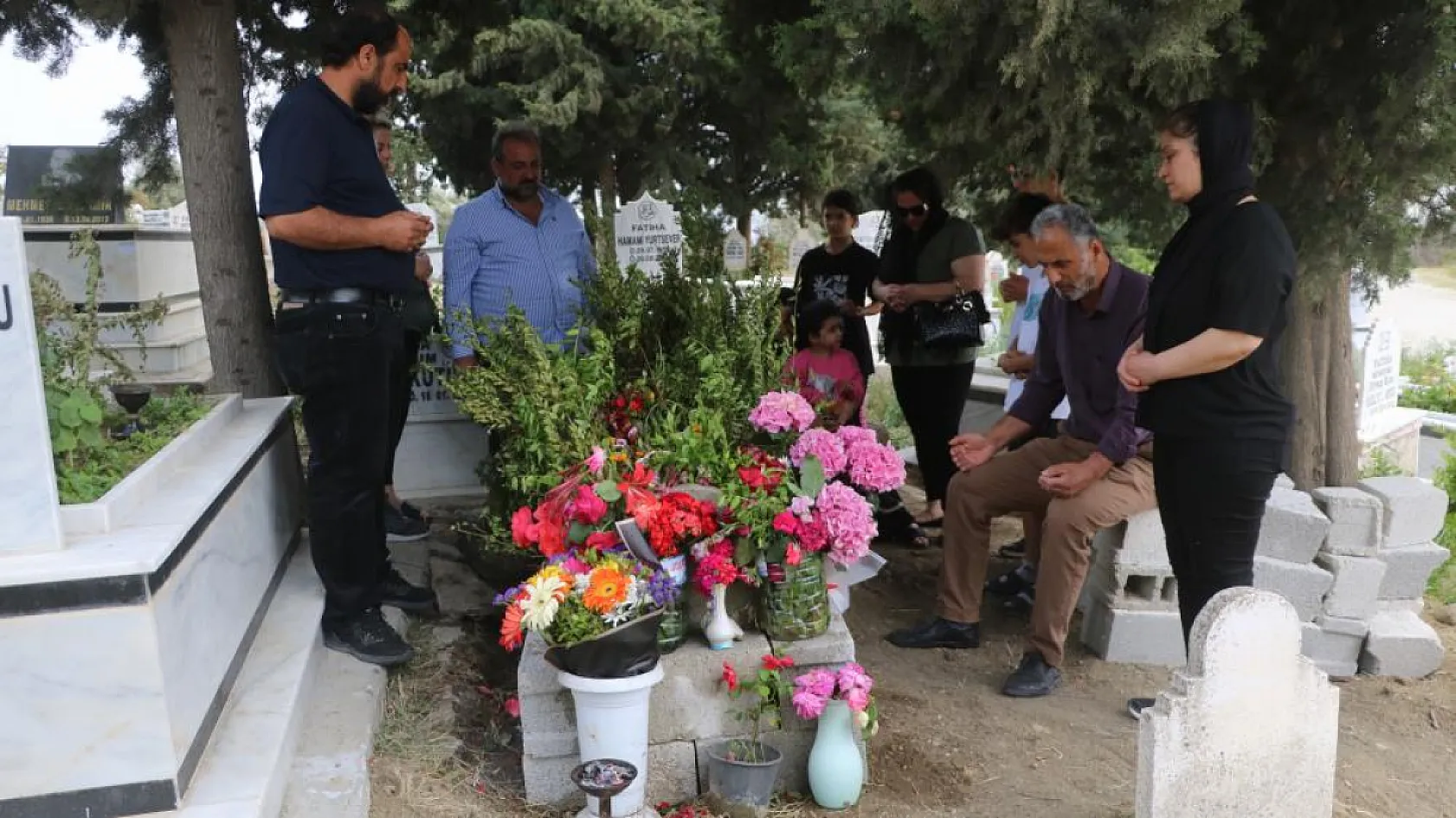 Önce ağabeyi bıçaklayarak darp ettiler, sonra da kardeşi döverek öldürdüler