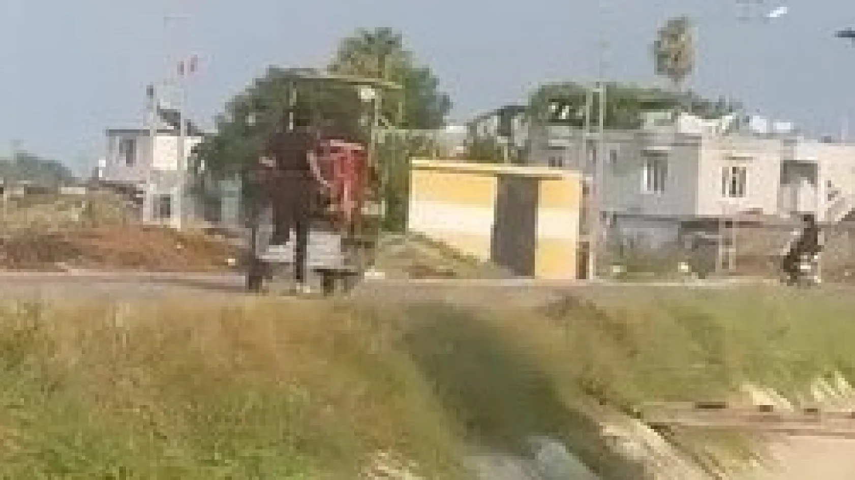 Kavga eden oğlunun beline ip bağlayıp böyle koşturdu