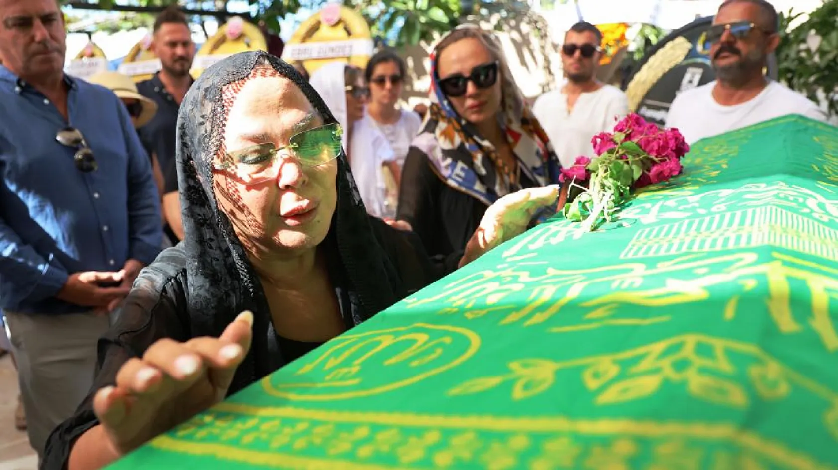 Safiye Soyman oğlunu gözyaşları içerisinde toprağa verdi