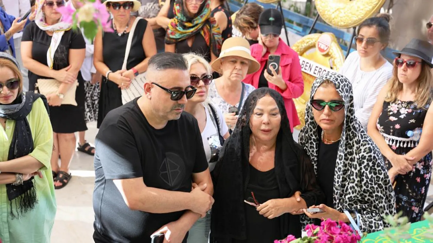 Safiye Soyman oğlunu gözyaşları içerisinde toprağa verdi