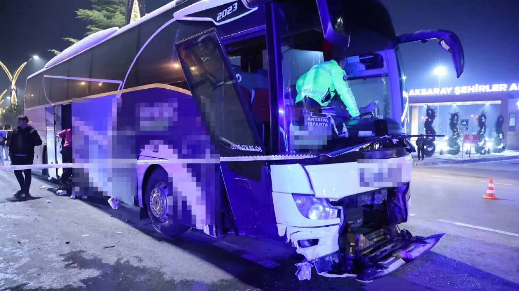 Otomobil ile otobüs çarpıştı: 1 ölü