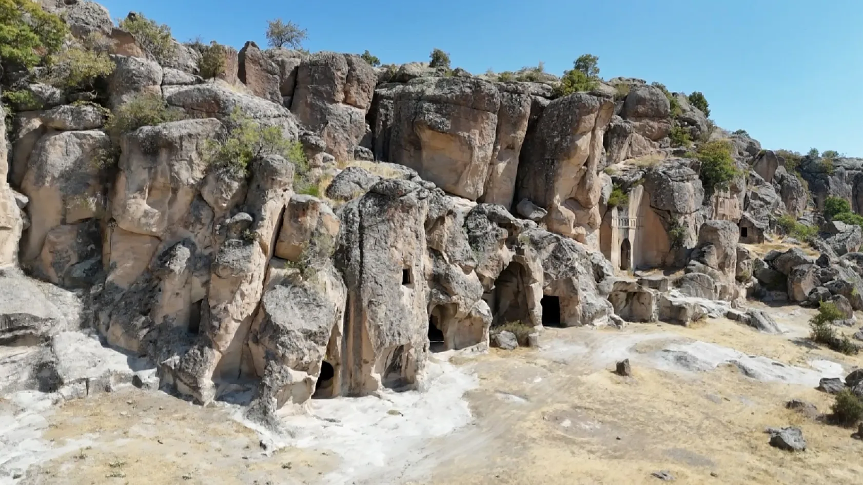 Roma ve Bizans'ın izlerini taşıyan Manastır Vadisi ziyaretçilerin ilgi odağı