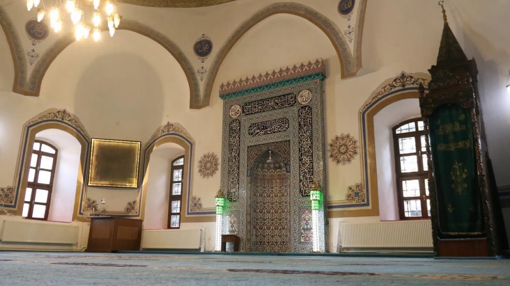 Hamam olarak yapılıp camiye dönüştürülen tarihi yapı 700 yıldır ayakta
