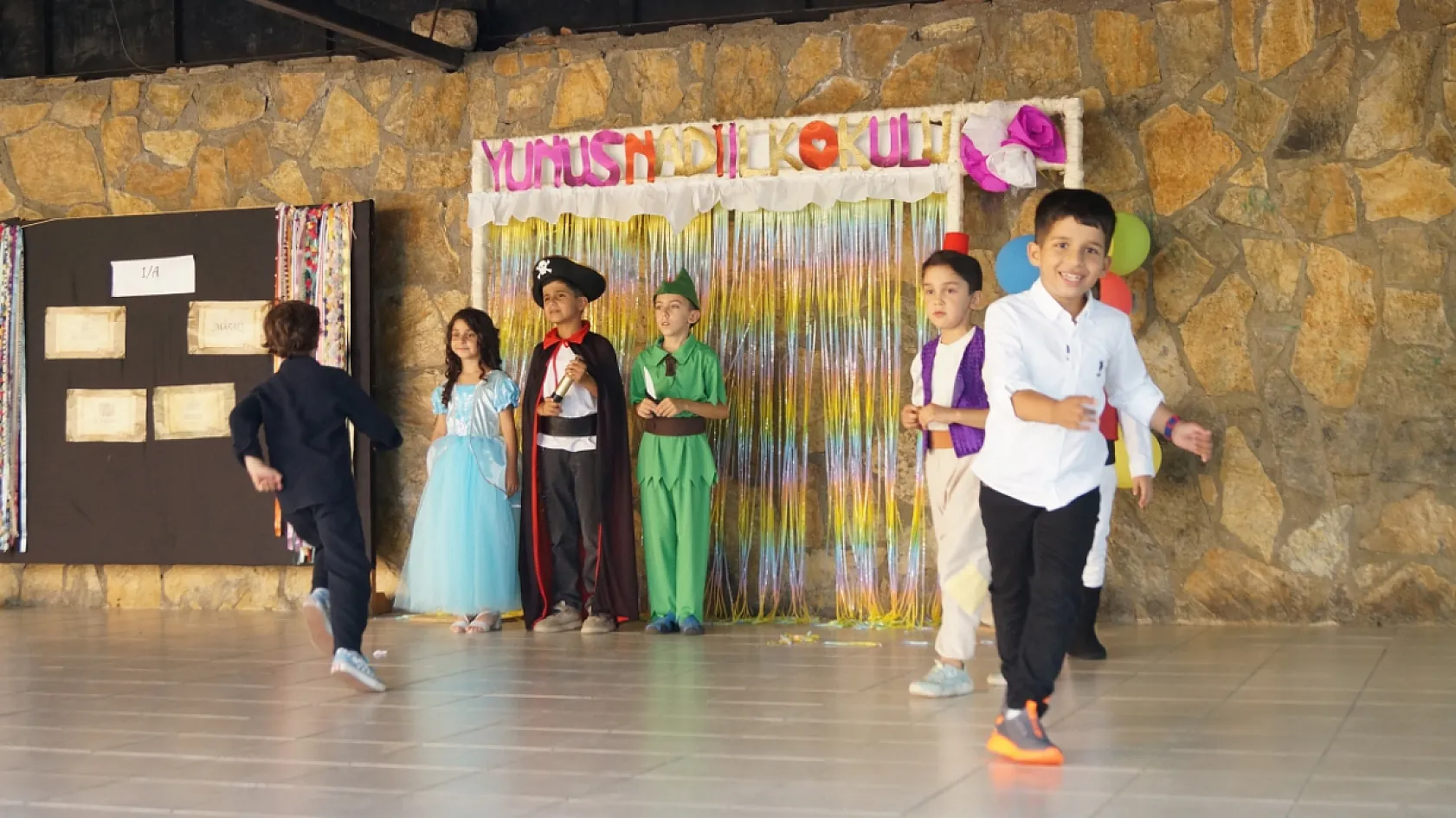 Fethiye'de minik öğrencilerden duygu dolu Okuma Bayramı gösterisi