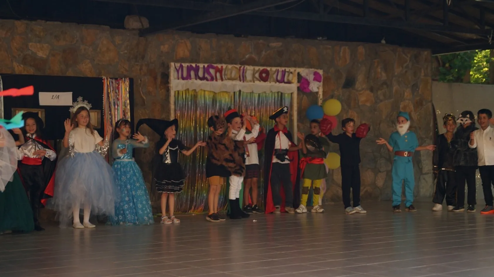 Fethiye'de minik öğrencilerden duygu dolu Okuma Bayramı gösterisi