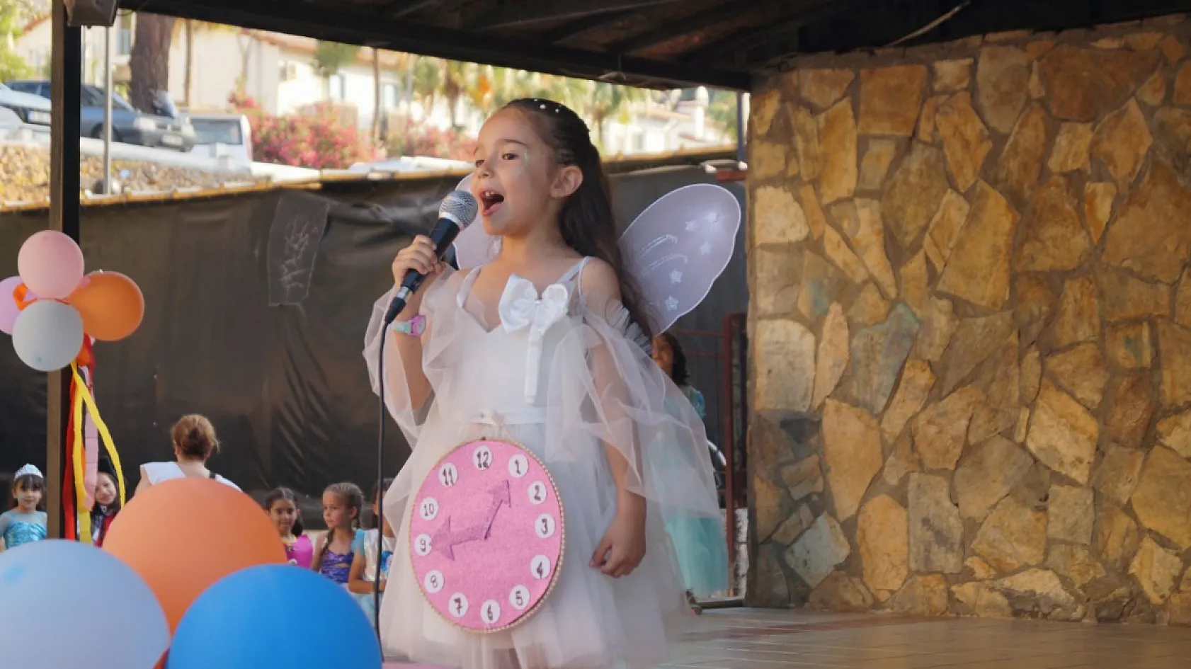 Fethiye'de minik öğrencilerden duygu dolu Okuma Bayramı gösterisi