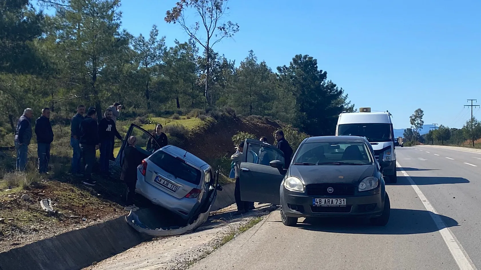 Fethiye–Seydikemer yolunda korkutan kaza: Orta refüjü aşan araç karşı şeride geçti