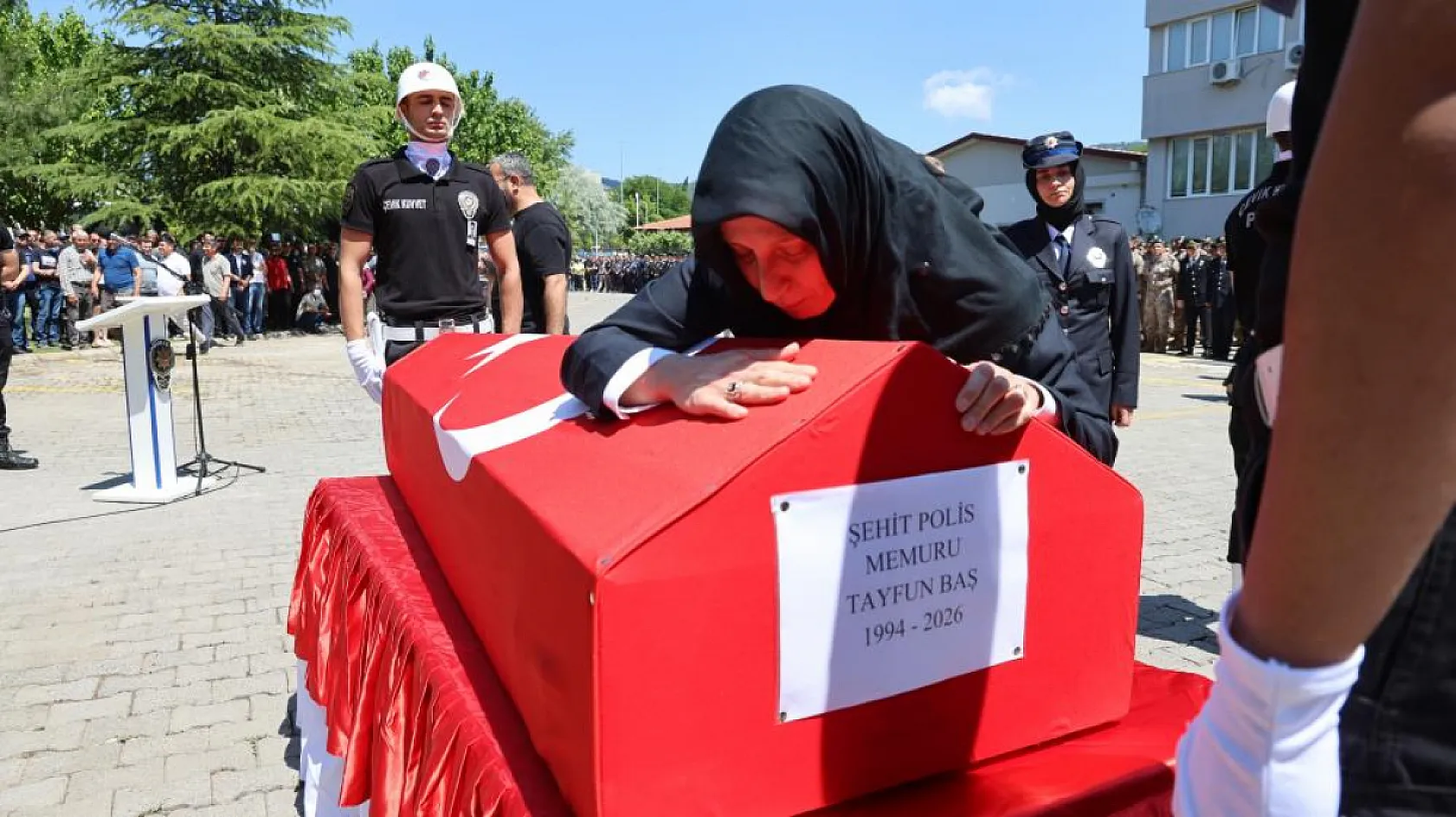 Muğla'da şehit polise eşinden yürekleri dağlayan veda
