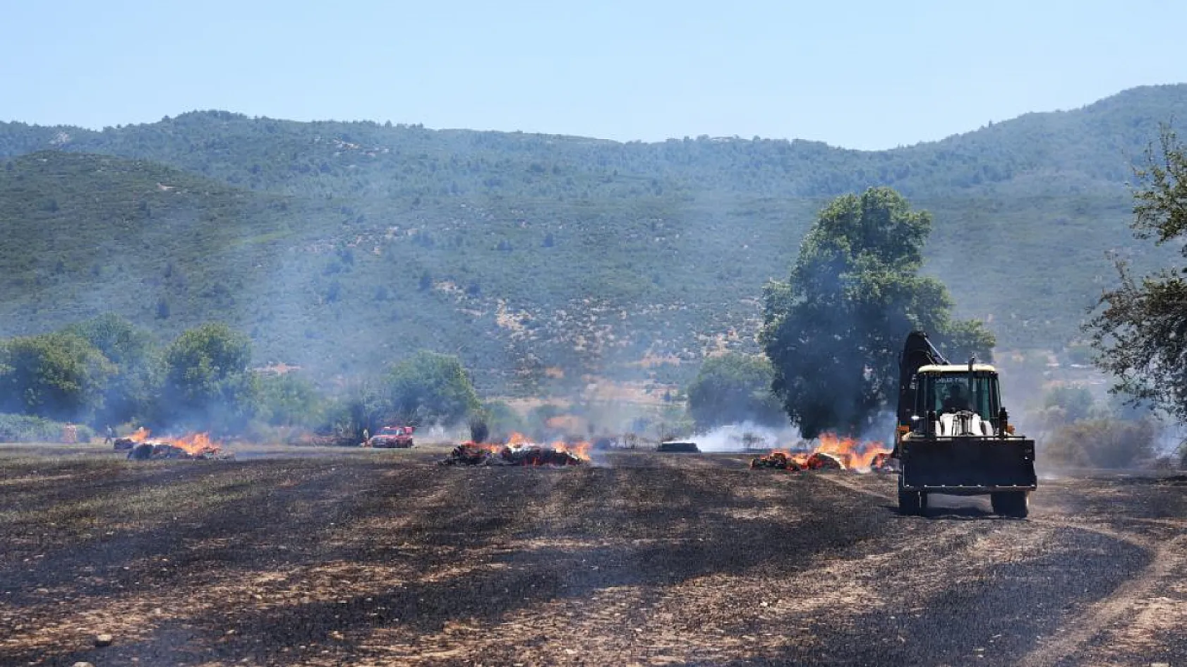 Muğla'da tonlarca saman balyası yandı
