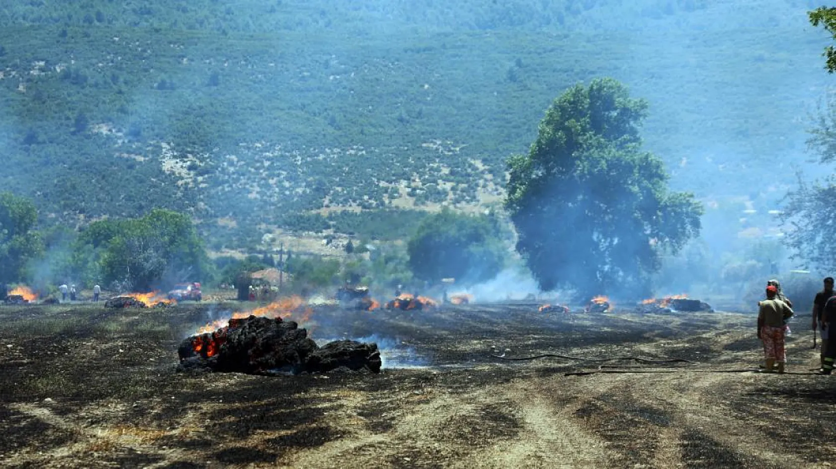 Muğla'da tonlarca saman balyası yandı