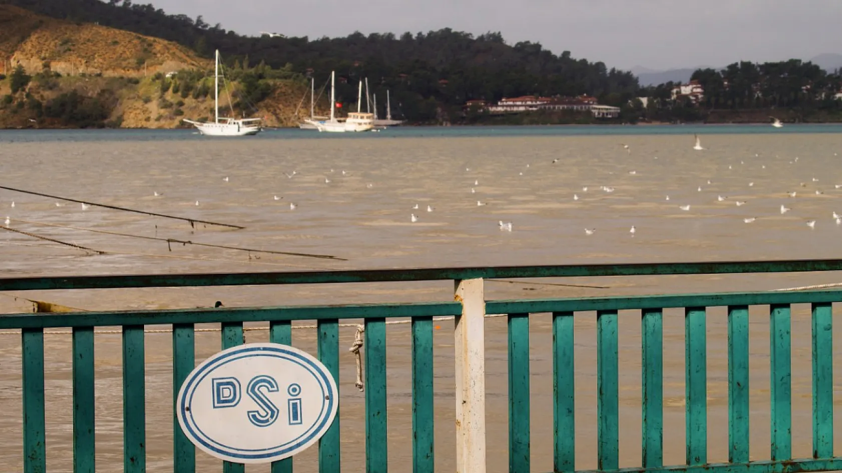 Fethiye Körfezi Çamur Rengini Aldı