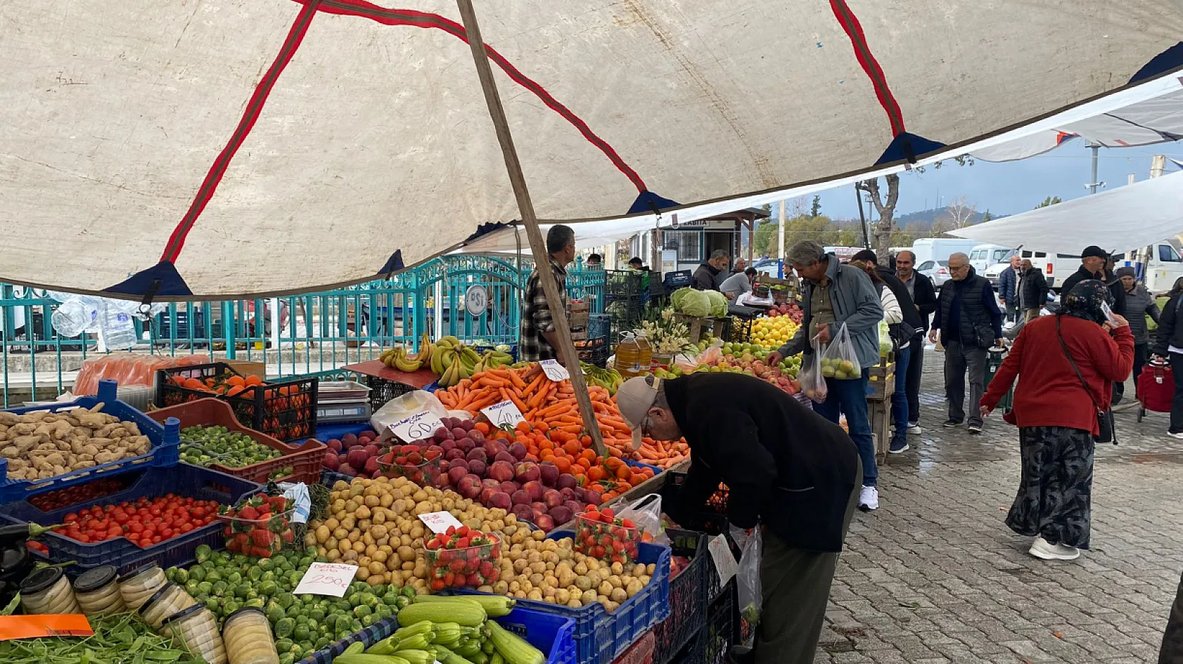 Fethiye Cuma Pazarı'nda yağmura rağmen hareketlilik