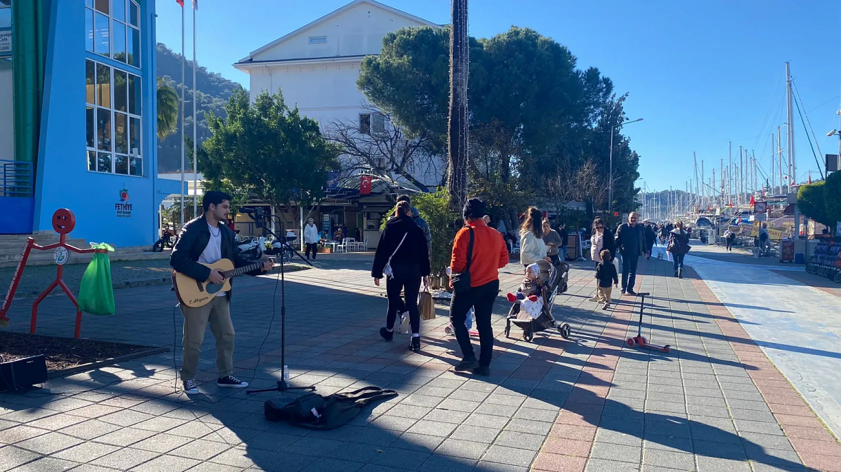 Fethiye sokaklarında müzik sesi: Çağatay Fazıl Akgün gönüllere dokunuyor