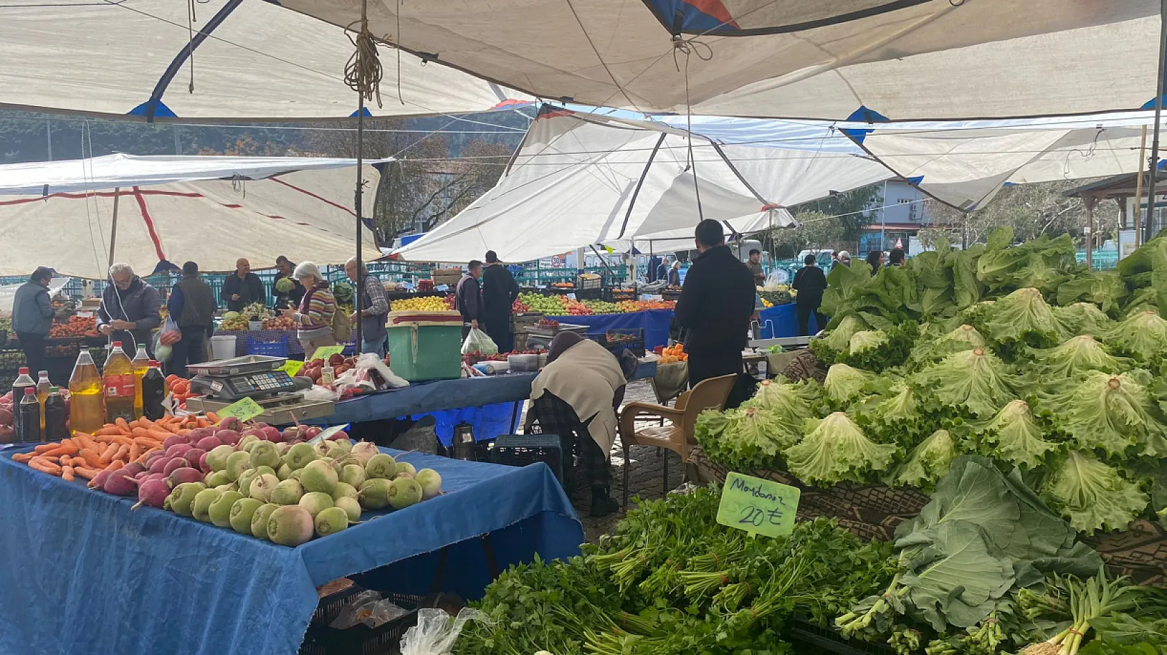 Fethiye Cuma Pazarı'nda üreticiler ürünlerini vatandaşla buluşturdu