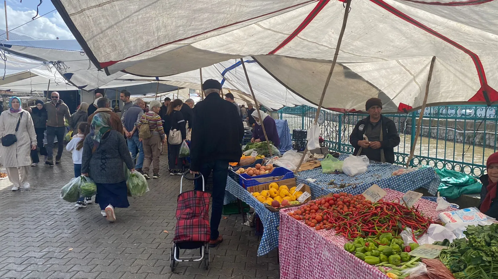 Fethiye Cuma Pazarı'nda üreticiler ürünlerini vatandaşla buluşturdu