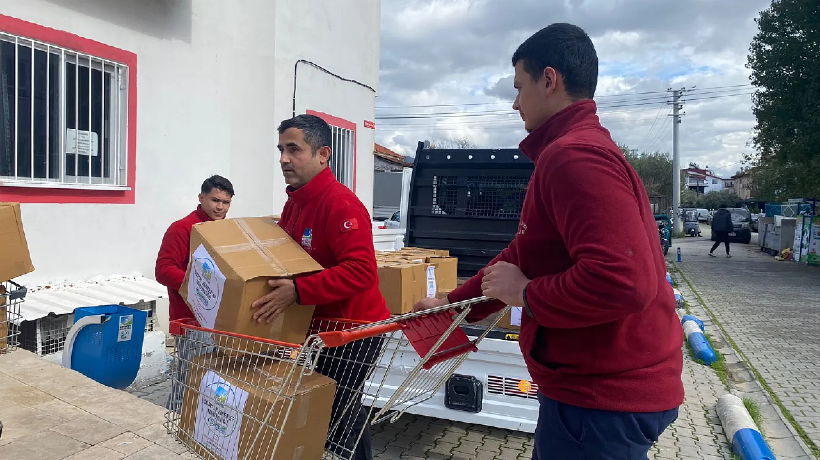 Ramazan kolileri Fethiye'de hanelere ulaştırılmaya başlandı