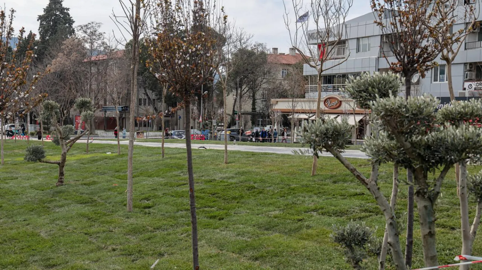 Yıkılan Orgeneral Mustafa Muğlalı İşhanı Alanında Çevre Düzenlemesi Yapıldı