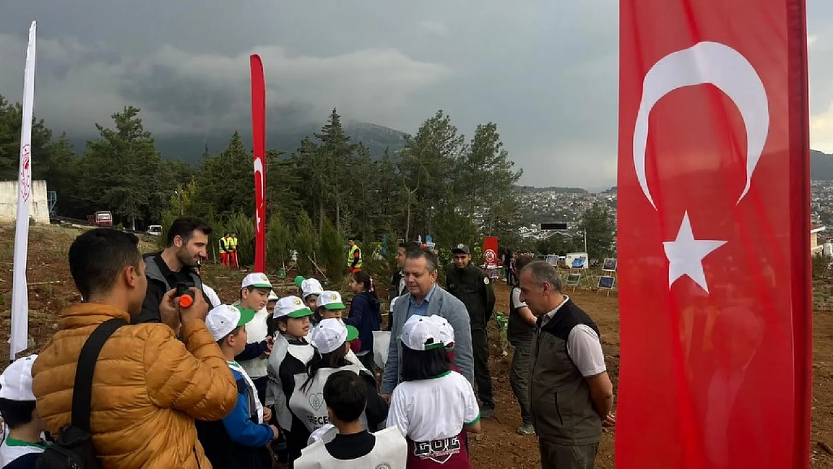 Fethiye Kaymakamı Akkaya, öğrencilerle fidan dikti