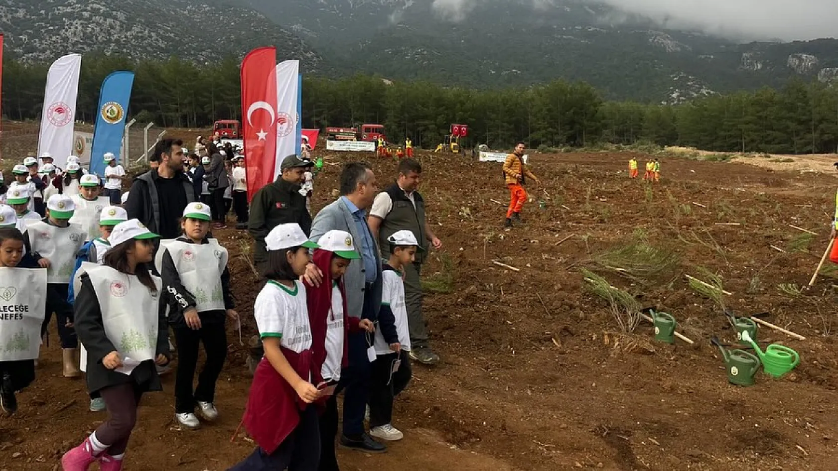 Fethiye Kaymakamı Akkaya, öğrencilerle fidan dikti