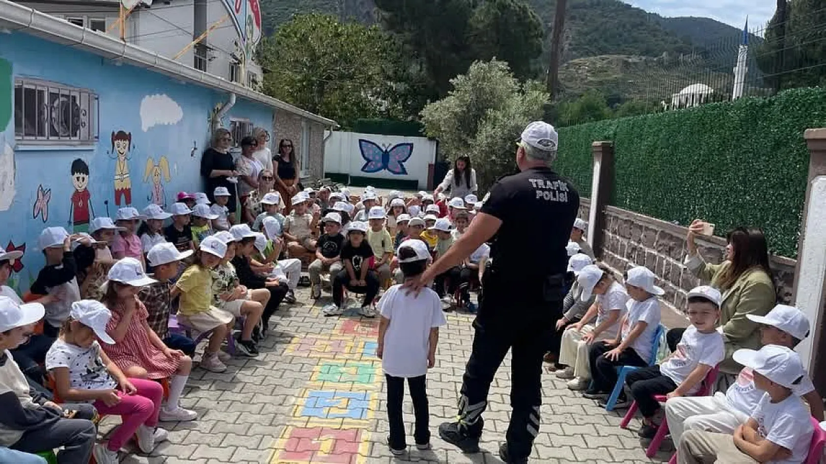 Fethiye'de Miniklere Trafik Eğitimi: Kaymakam Ertaş'tan Trafik Haftası Ziyareti