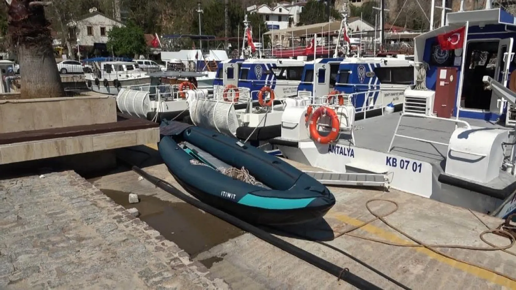 Antalya'da denize açıldığı kano devrildi, suda 3 saat kurtarılmayı beklerken imdadına deniz polisi yetişti