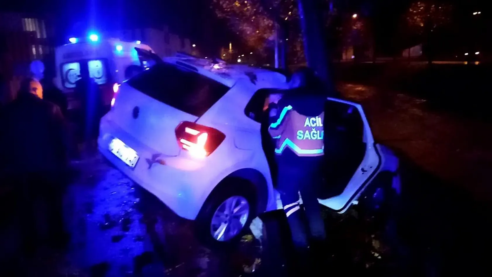 Arkadaşı aracı kaçırdı, ehliyetsiz sürücü ağaca çarptı