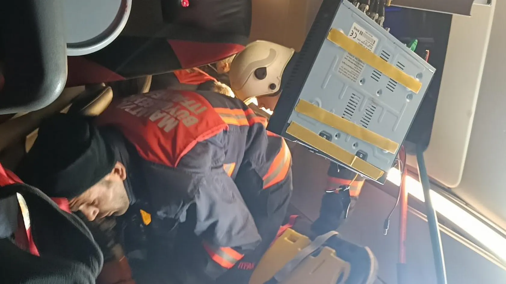 Devrilen yolcu otobüsüne tır çarptı! 4 kişi hayatını kaybetti, 36 kişi yaralandı
