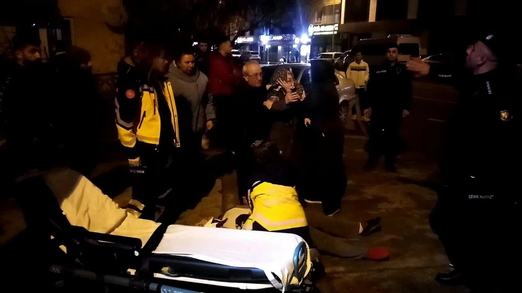 Ehliyetsiz sürücü, yolun karşısına geçmeye çalışan aileye çarptı: Yaralılar var!
