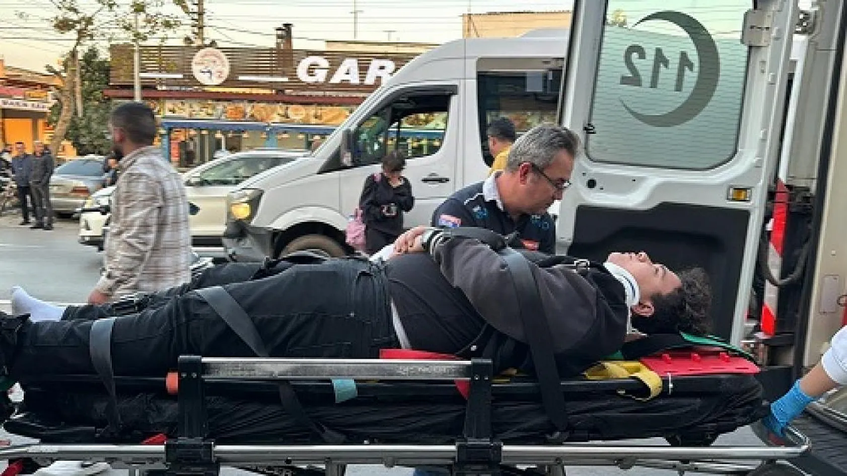 Fethiye'de minibüs ile motosiklet çarpıştı, 2 yaralı