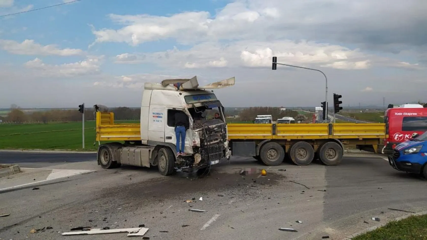Tır ile yolcu minibüsü çarpıştı çok sayıda ölü ve yaralı var