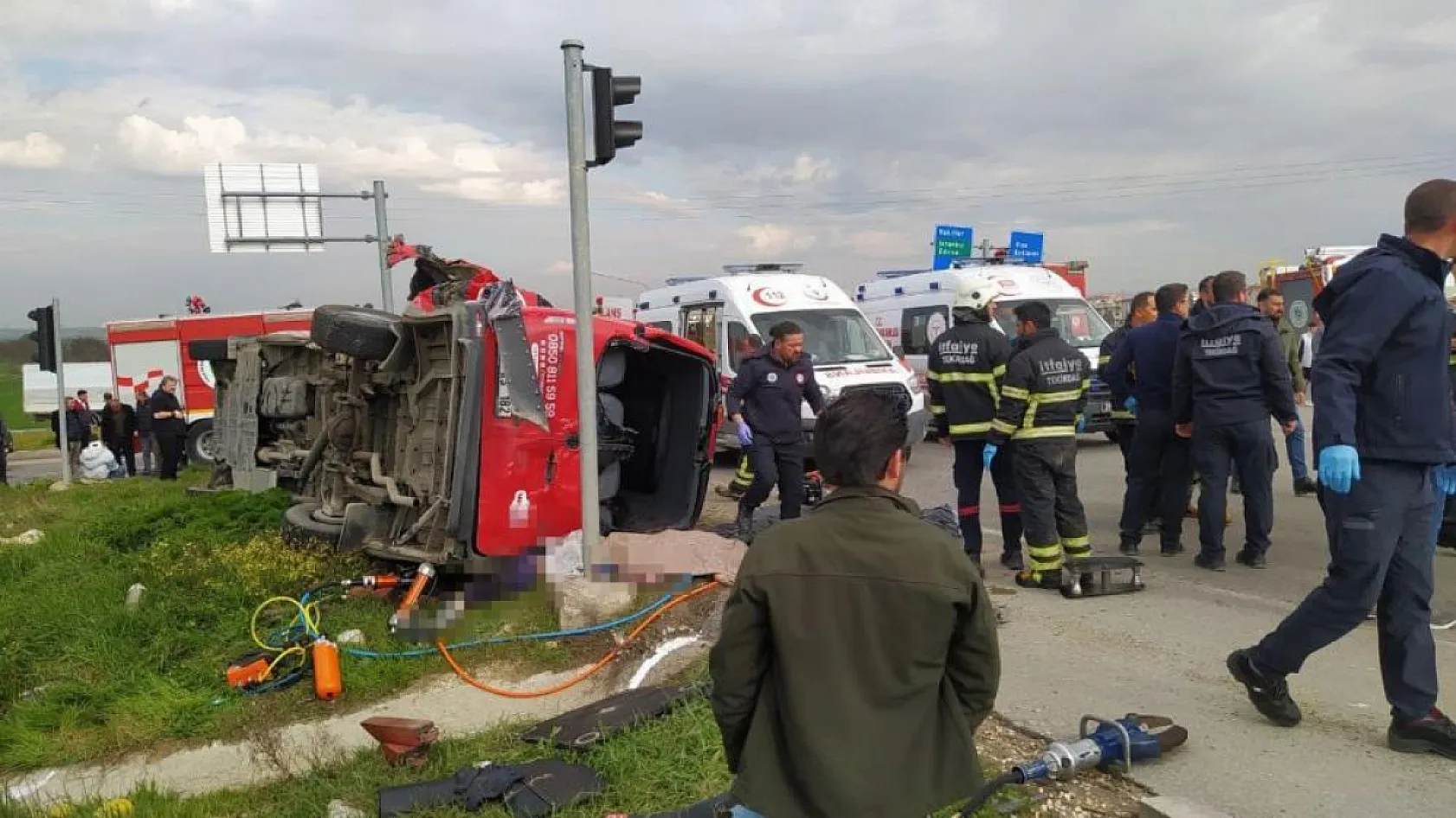 Tır ile yolcu minibüsü çarpıştı çok sayıda ölü ve yaralı var