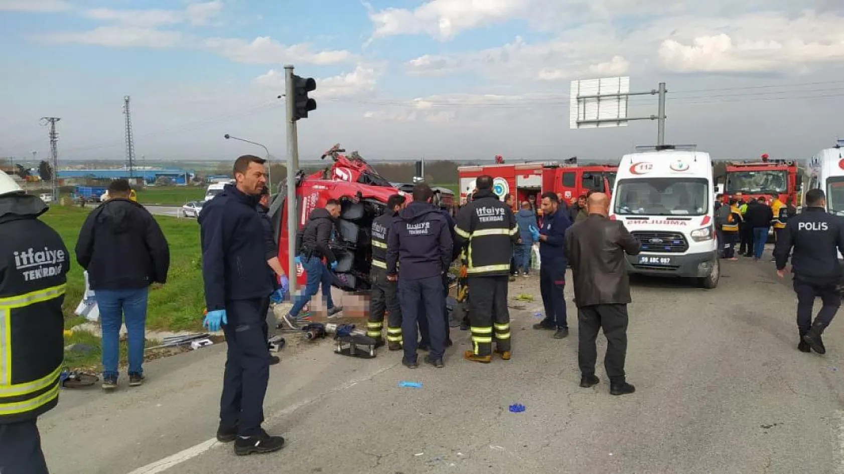 Tır ile yolcu minibüsü çarpıştı çok sayıda ölü ve yaralı var