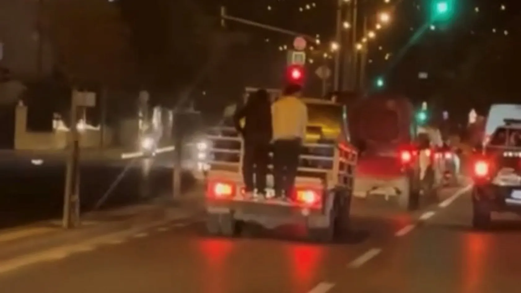 Kamyonet arkasına asılıp, ölüme davetiye çıkardılar