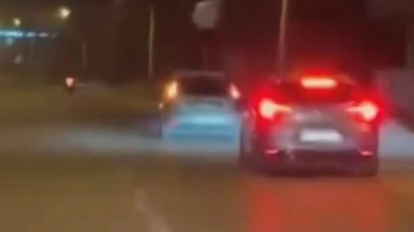 Akan trafikte aracın üzerine çıkıp dans etti