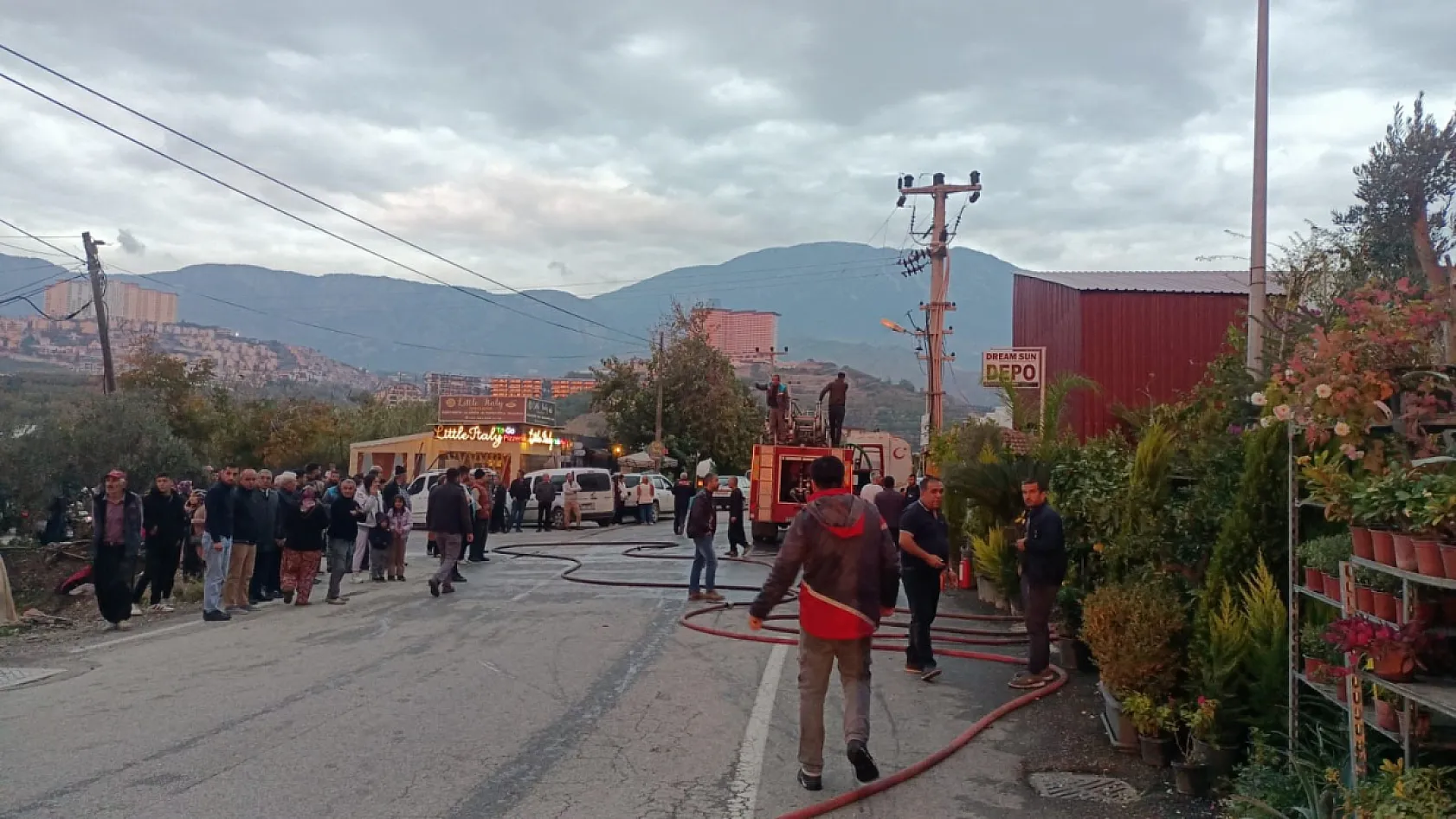 Alanya'da mobilya deposu yandı, alevler muz ve çiçek serasına sıçradı