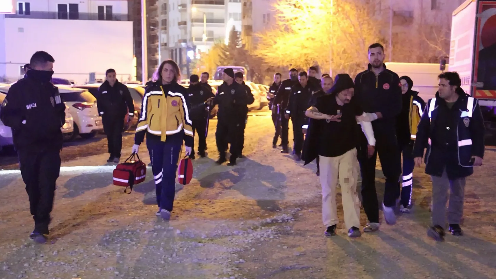 'Kaybedecek bir şeyim yok' diyen şahıs bıçakla kendini yaraladı
