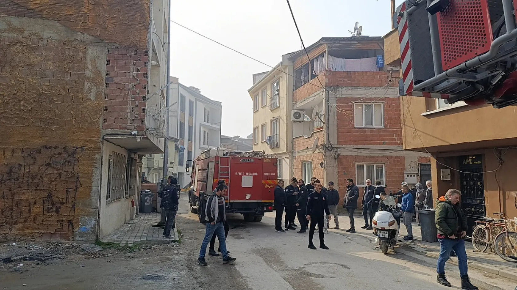 Bir evi kundakladığı iddia edilen şahıs bıçakla ekiplere direndi