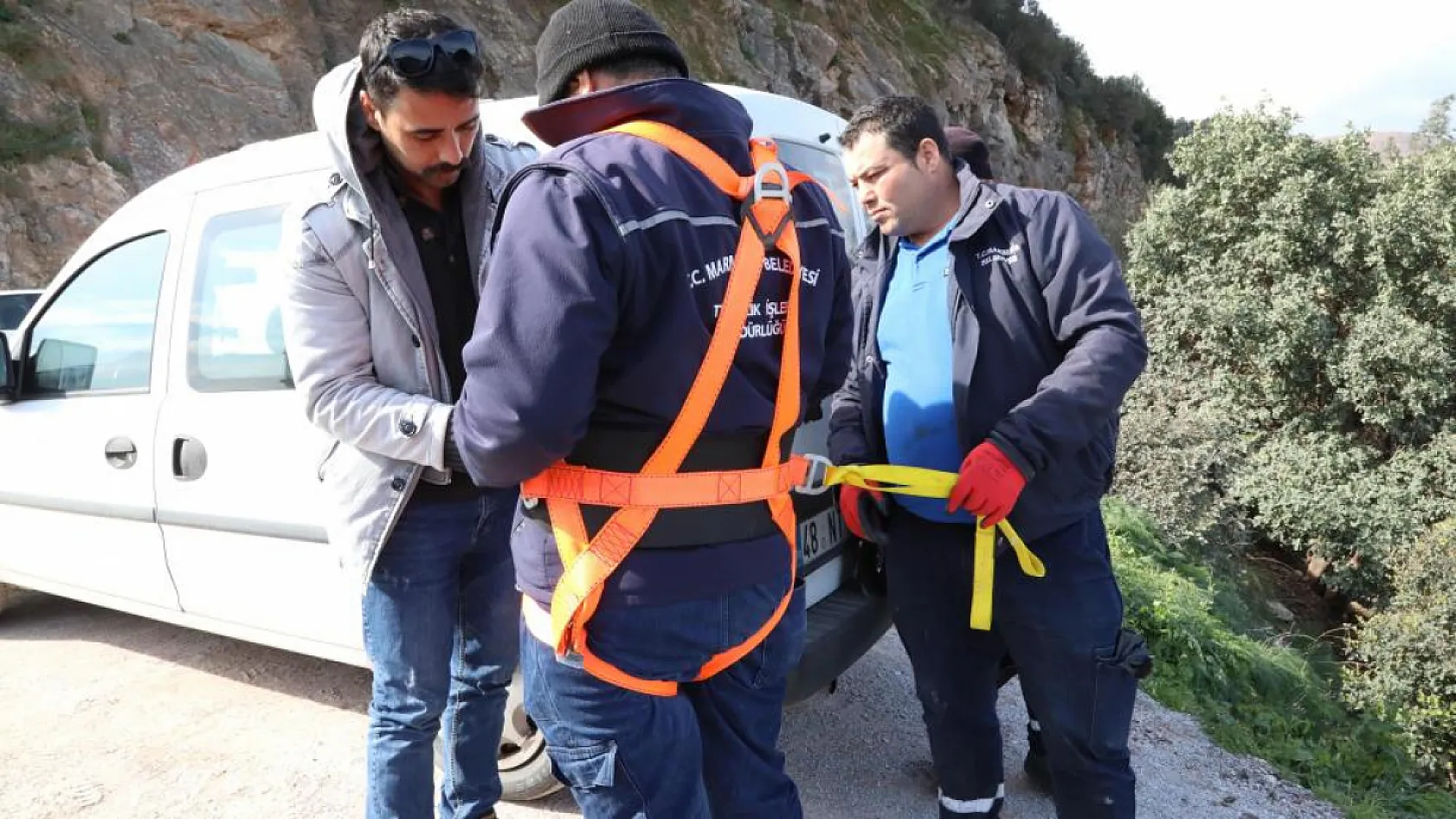 Marmaris'te halatla inerek çöp topladılar