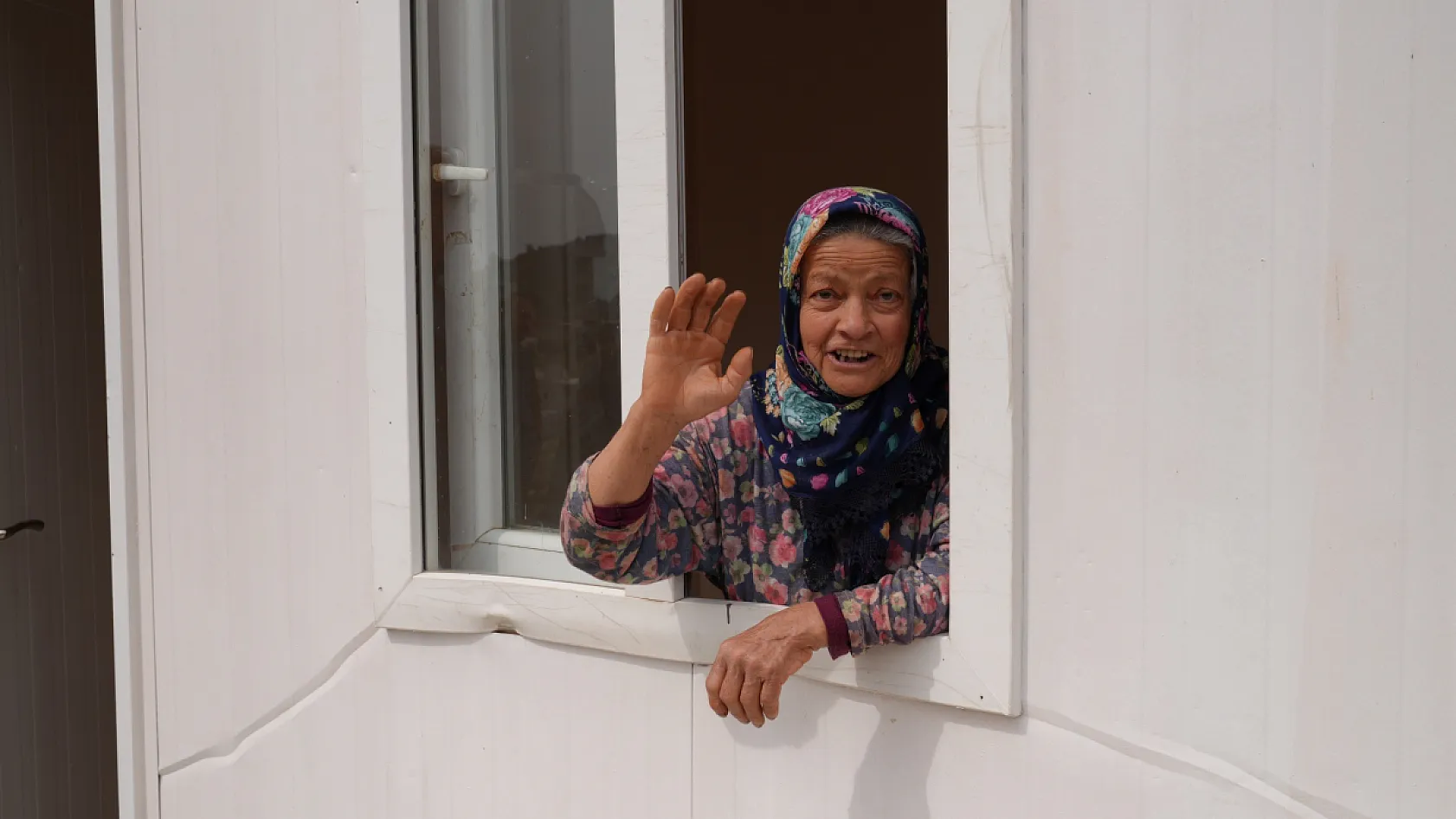 Zor şartlar altında yaşayan vatandaşa konteyner ev hediye edildi