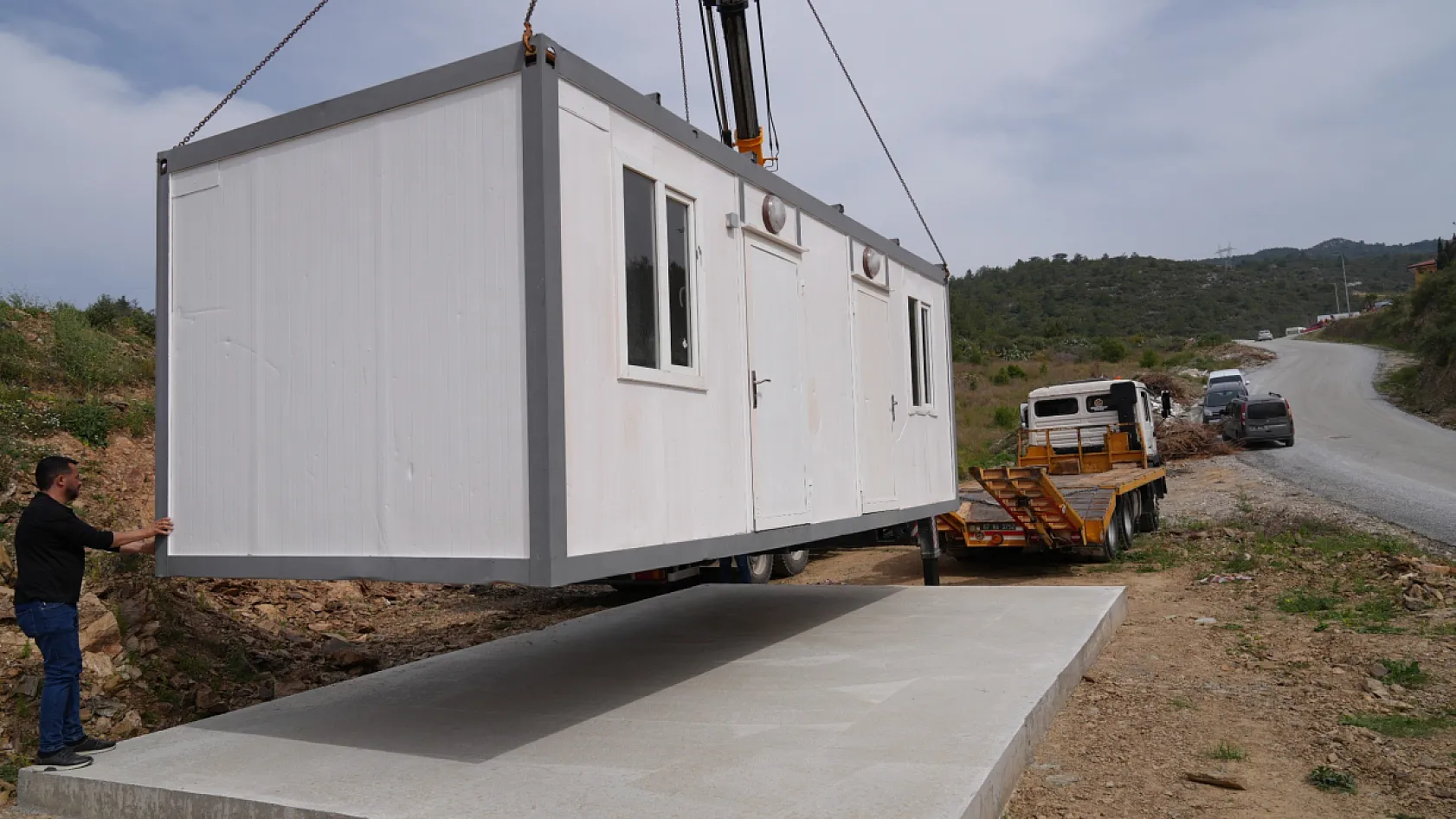 Zor şartlar altında yaşayan vatandaşa konteyner ev hediye edildi