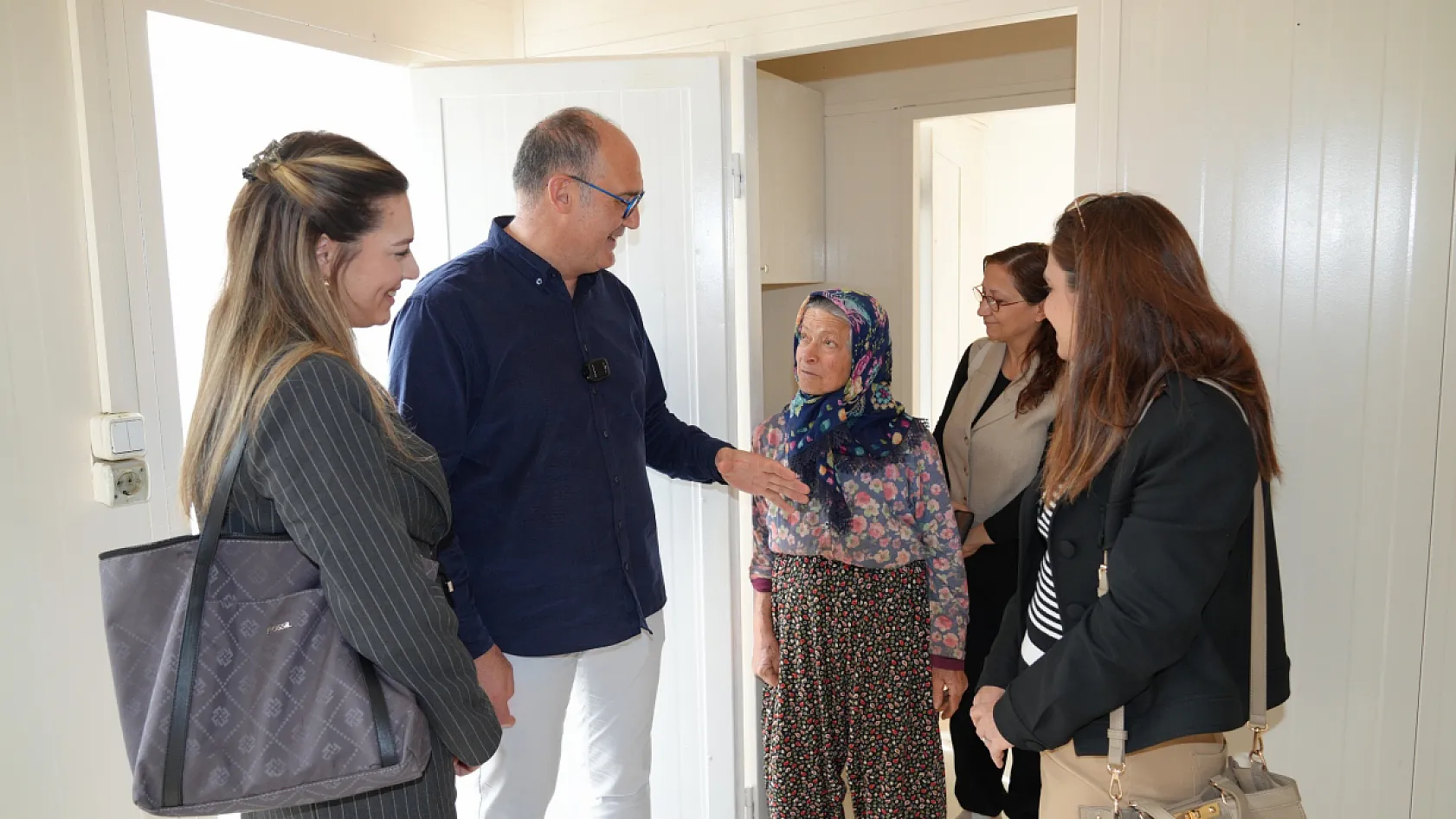 Zor şartlar altında yaşayan vatandaşa konteyner ev hediye edildi