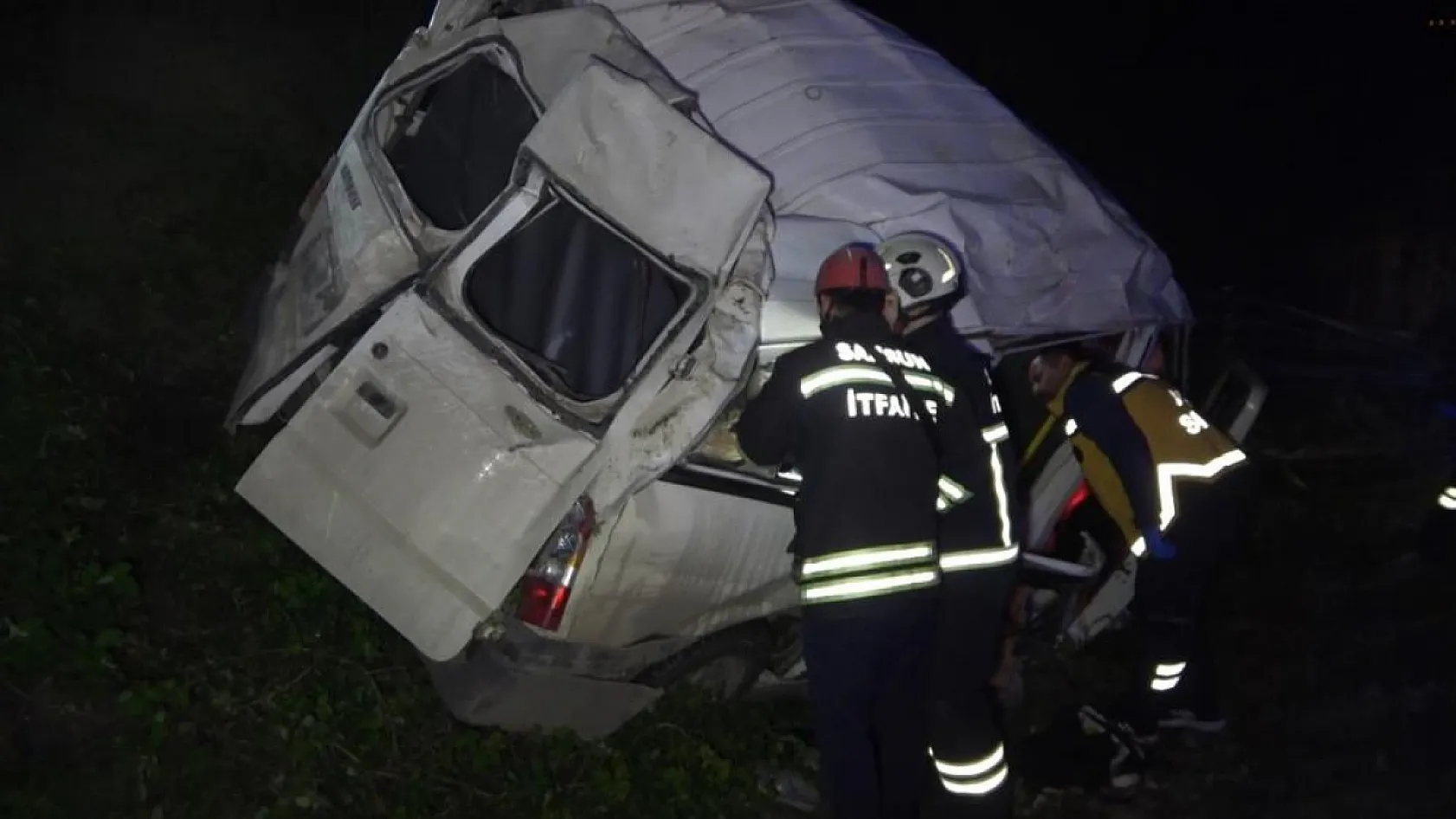 Minibüs şarampole yuvarlandı: 1 ölü, 4 yaralı