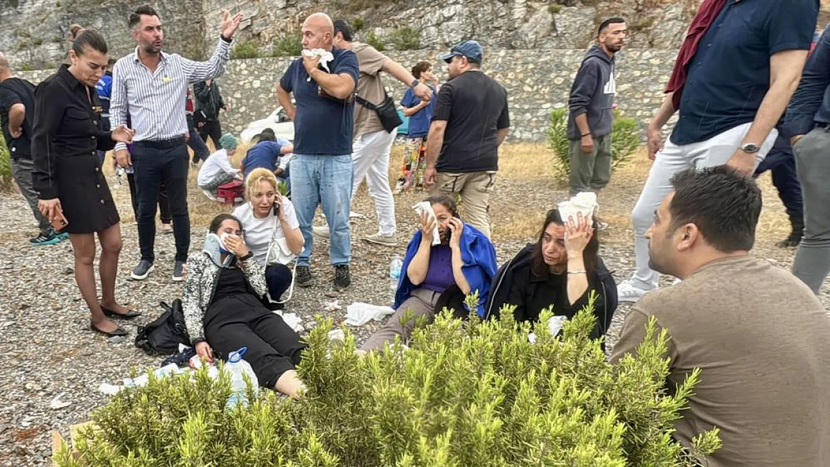 Bodrum'da can pazarı: Minibüsle otomobil çarpıştı, 15 kişi yaralandı