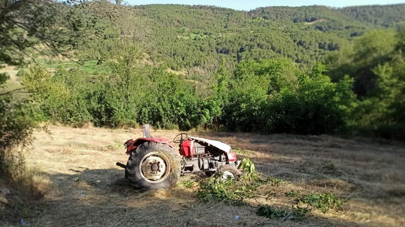 Traktör şarampole yuvarlandı: Dede hayatını kaybetti, eşi ve torunları yaralı